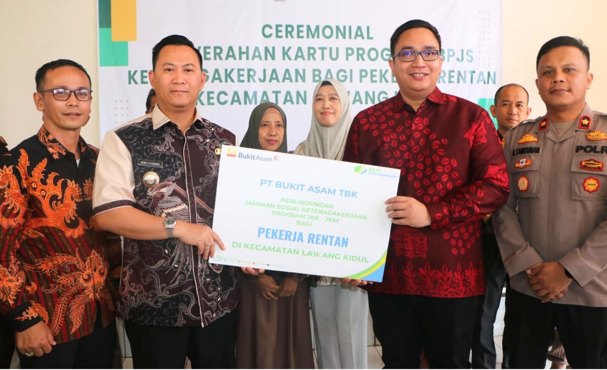 Pj. Bupati Muara Enim Serahkan Simbolis 500 Kartu BPJS Ketenagakerjaan Bagi Pekerja Rentan