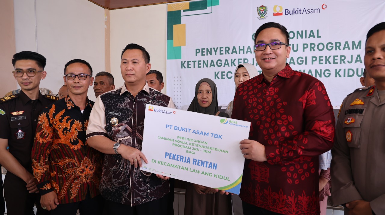 Bukit Asam (PTBA) Beri Perlindungan Ketenagakerjaan untuk 500 Pekerja Rentan di Muara Enim